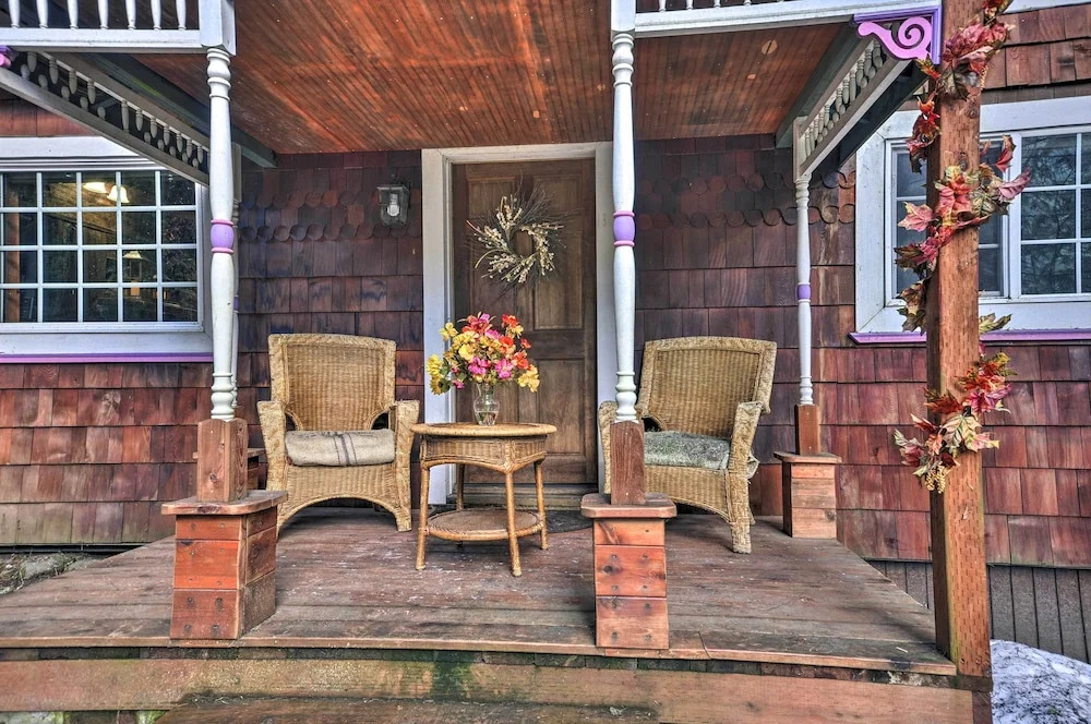 Walk to Zigzag River: The Sundance Cottage