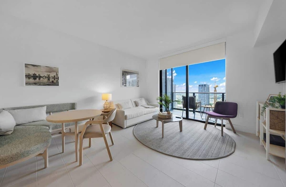Upscale 1BD Condo in Miami- City Views