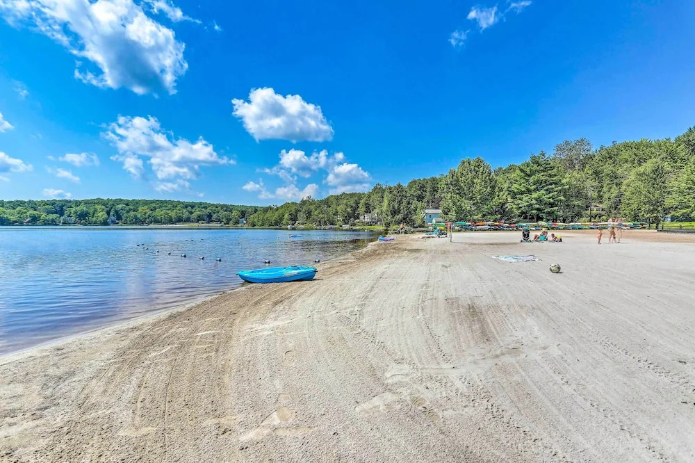 Lake Access, Fire Pit & Game Room: Poconos Gem