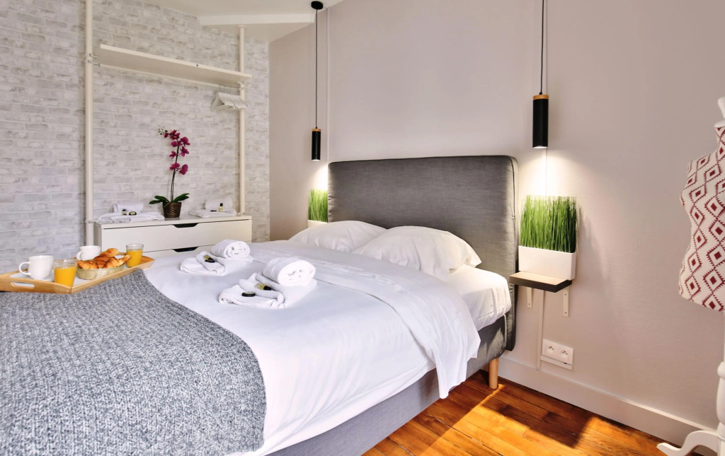 B 832  - Buttes Chaumont - Spacieux appartement