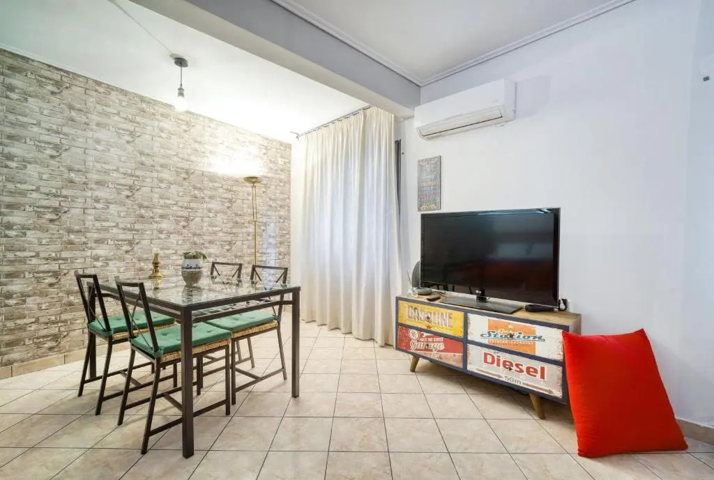 Spacious & Stylish Athens Apartment - Walk To Metro