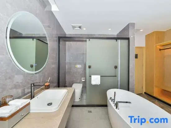 Taiying International Grand Hotel (Dongxing City High-Speed Railway Station Erqiao Port)