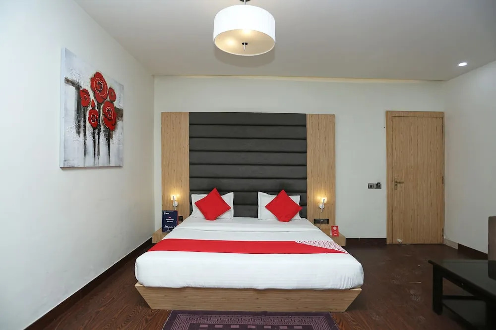 OYO 8183 Hotel Sandal Wood