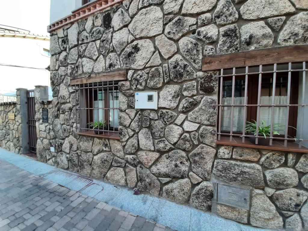 Casa con patio y chimenea en Piedralaves