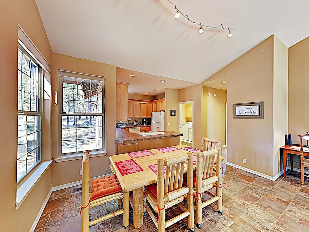 New Listing! Spacious Sunriver Haven W/ Hot Tub 3 Bedroom Home