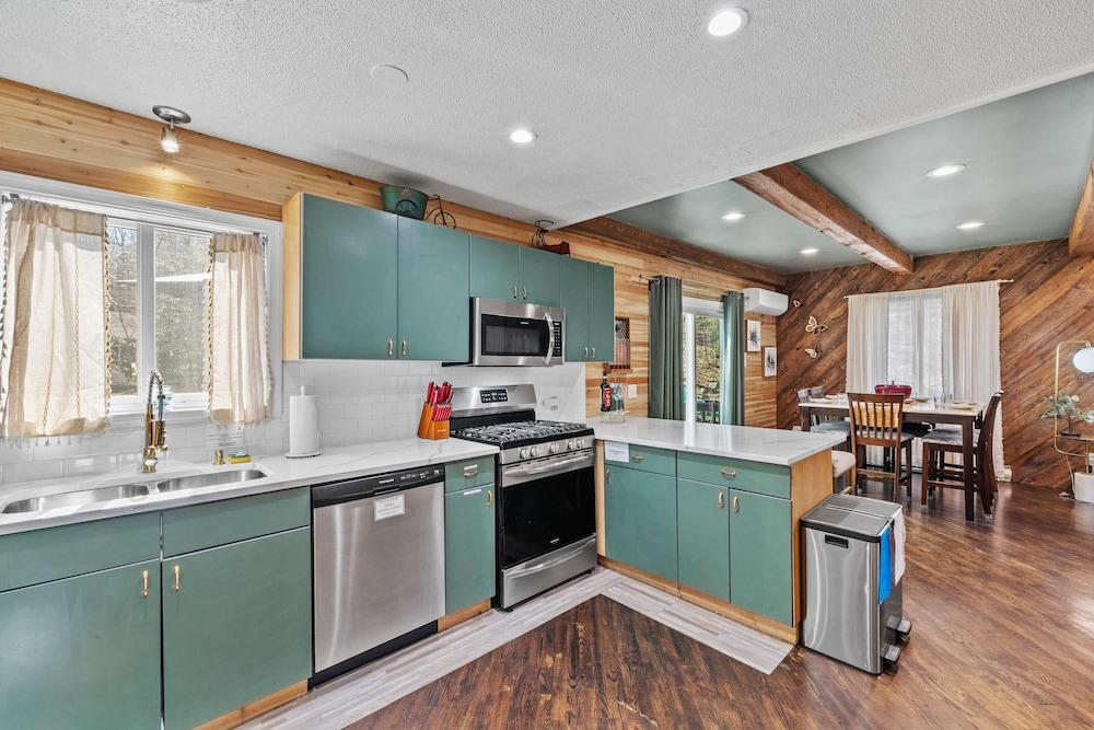Dog Friendly Cabin w Hot Tub Sauna Fire Pit