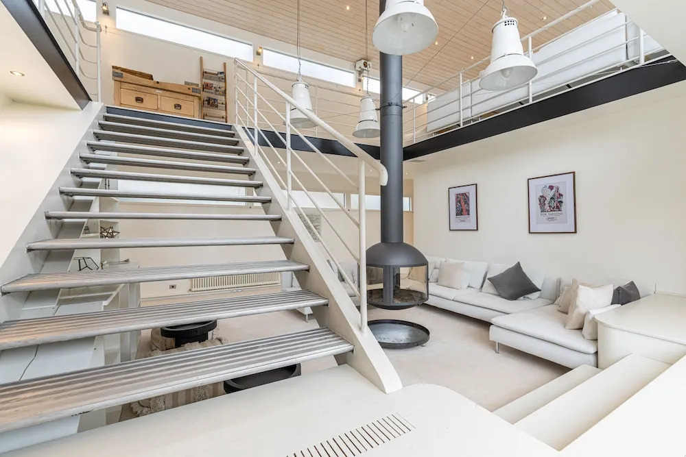 JOIVY Stunning 5-Bed Boathouse On The River Thames