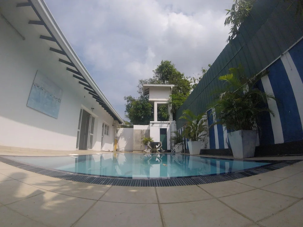 Negombo Blue Villa Hotel