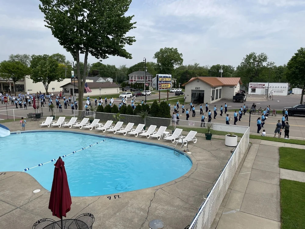 Colonial motel