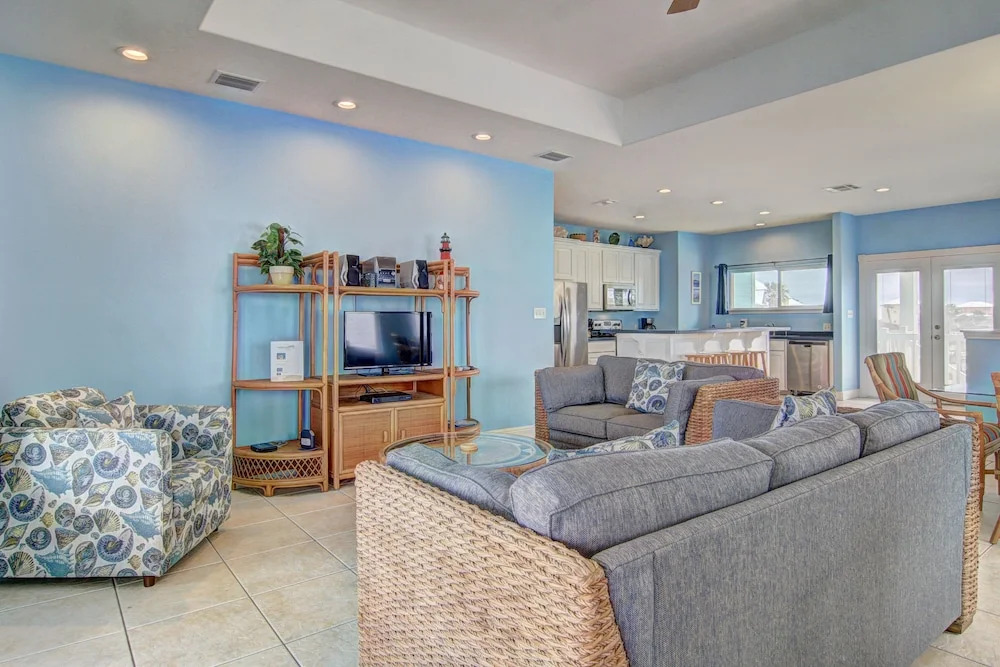 Casa Las Palmas - Pet Friendly! Boardwalk to the Beach!