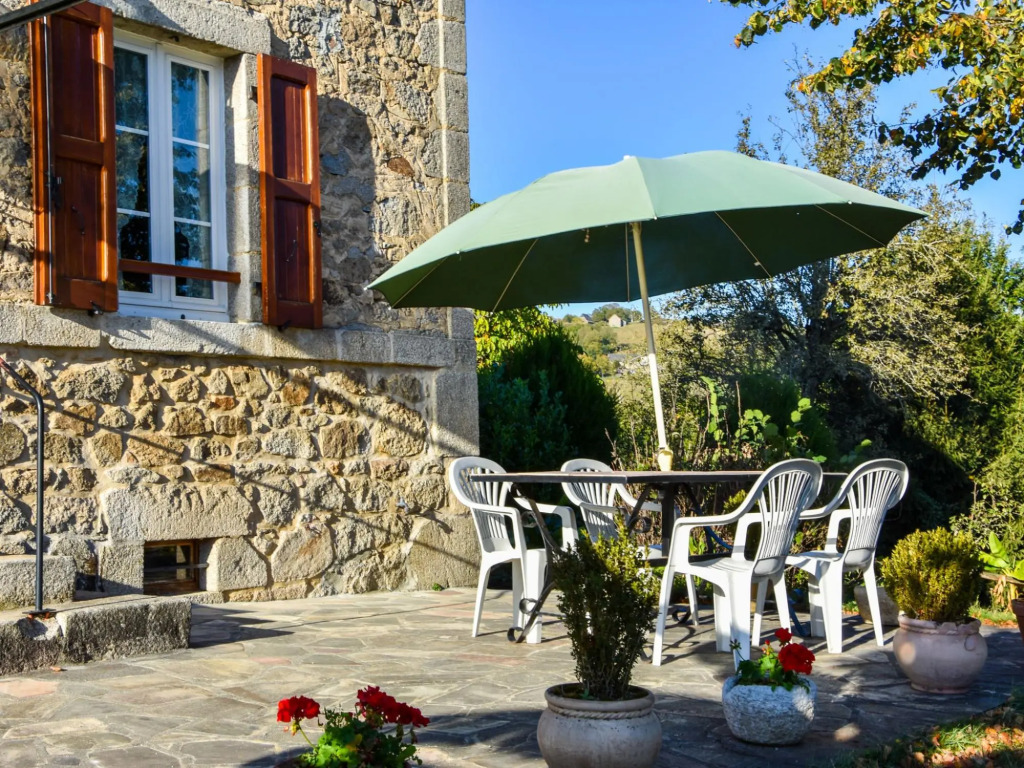 Rural Holiday Home In Sénezergues With Garden