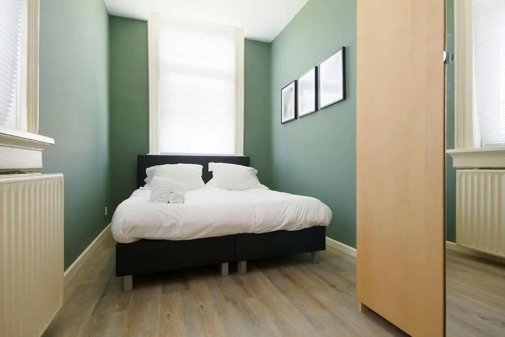 Spacious 4P Canal Apartment