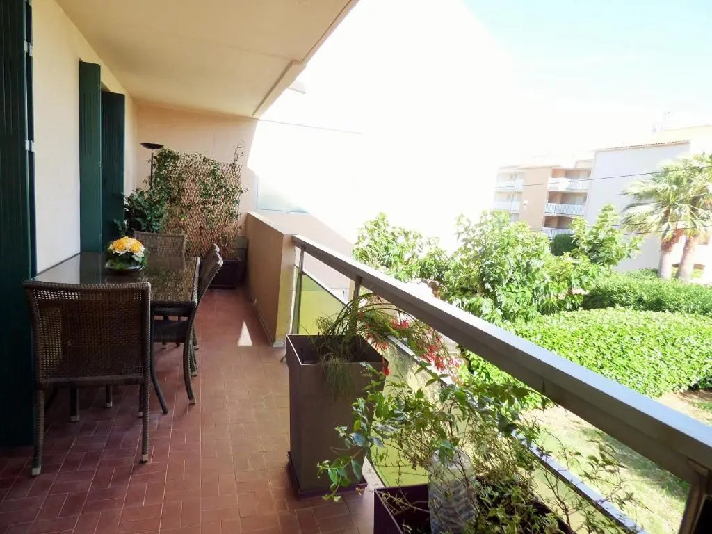 F2 contemporain terrasse refait à neuf 5 minutes de la plage