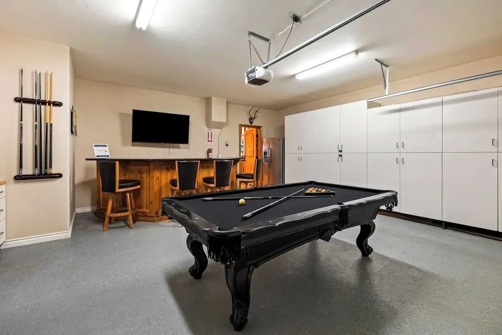 Hot Tub, Fire Pit, Game Room, Amazing Deck Views Sky Canyon Lodge by Avantstay