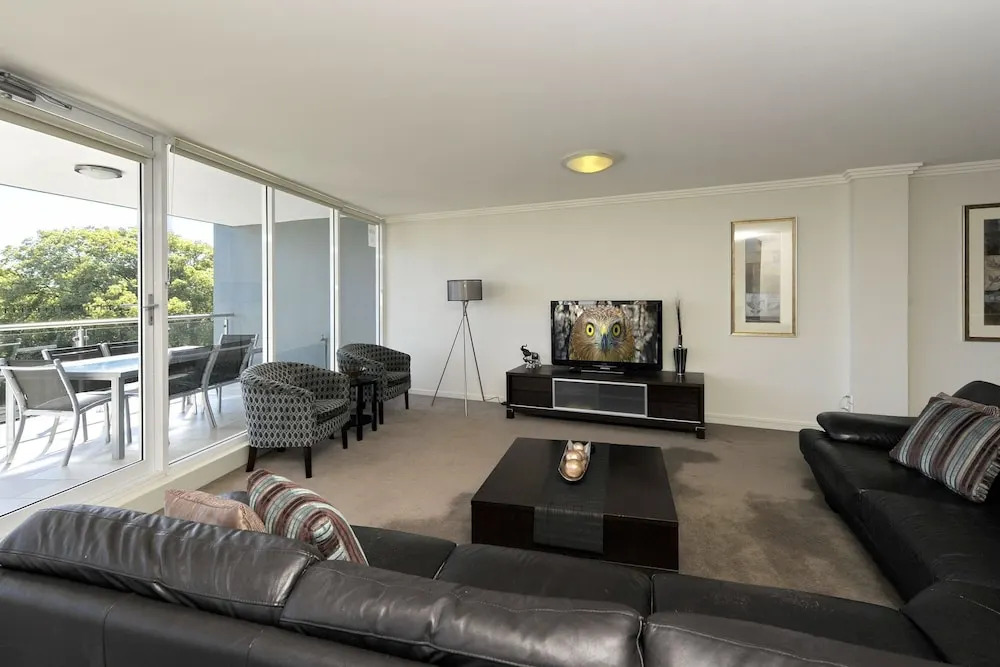 Oasis, Unit 9/5 Laman Street