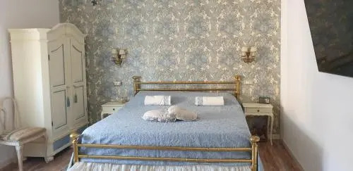 Romeo & Juliet Non-Hotel