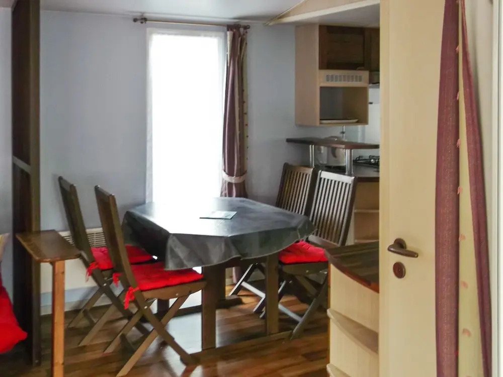 Cosy, 2-bedroom Mobile Home With a Furnished Terrace and Serene Garden