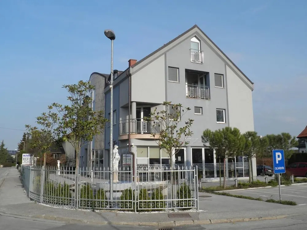 Apartments and Rooms Oliviers