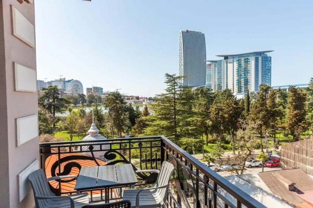 Cozy 1BR Apt Old Batumi