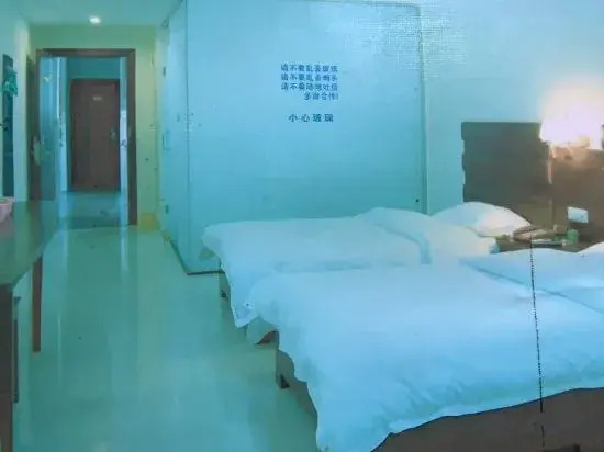 Xiangyun Hotel (Yulin Yuntiangong Cultural City RT-Mart)