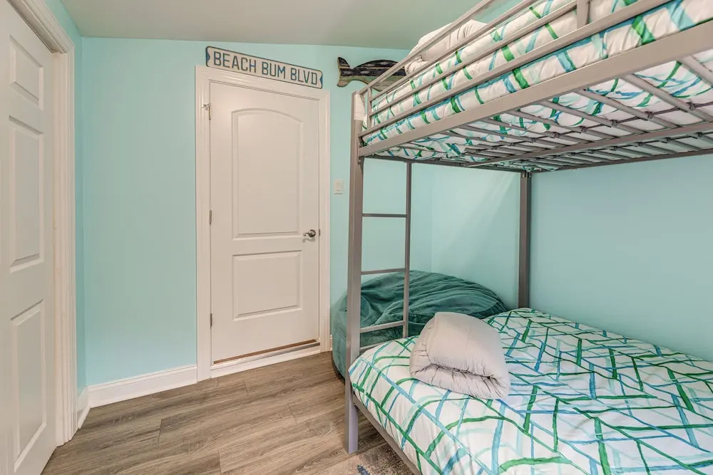 Emerald Isle Beach House: Walk to the Sand!