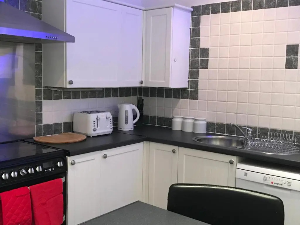 Spacious 5 Bed Apartment Ideal for Contractors with parking in Iffley, Oxford by BedsAway