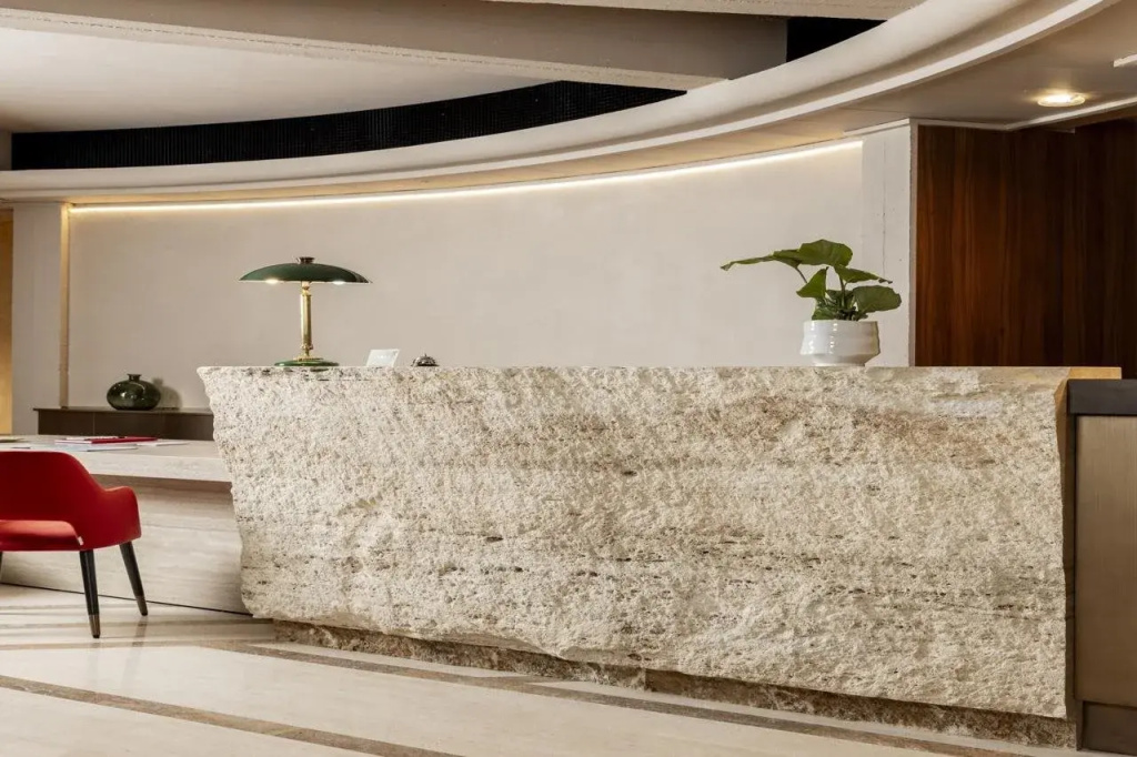 Adoro Hotel