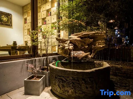 Wuyishan Liuyue Mountain Stream Hotel (Sangu Resort Chongxi Walkway Branch)