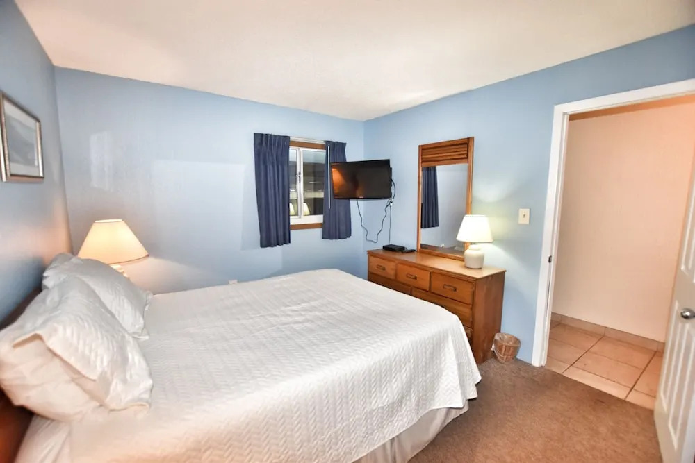0105 Waters Edge Resort 1 Bedroom Condo by Redawning