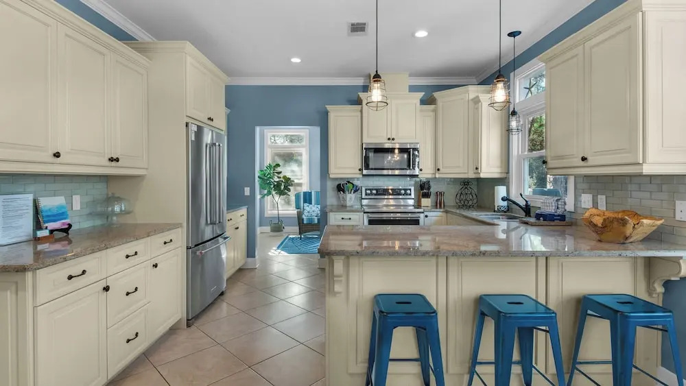 Spacious 3br, Dreamy Backyard, 2 Pools, 6-min Stroll to Beach