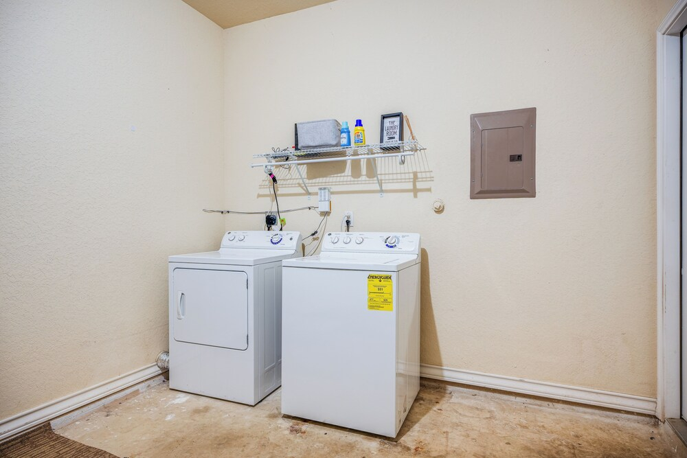 San Antonio Townhome ~ 2 Mi to Aquarium!
