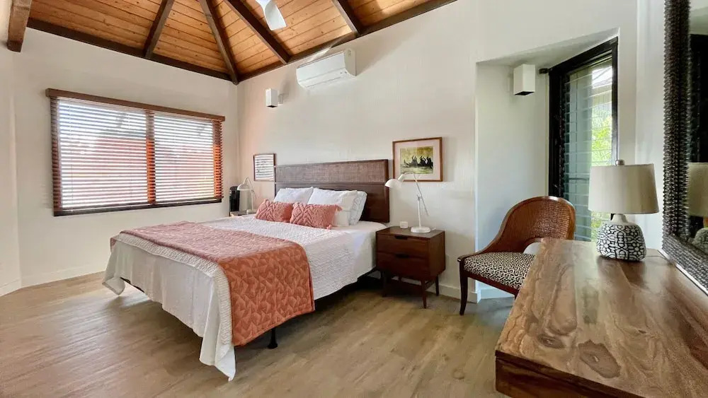 Sophisticated Oceanfront Retreat - Air-conditioned - Walk to Beach - Vrkcv