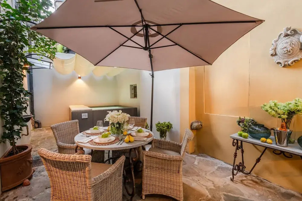 Gallo Cedrone a Home With Outdoor