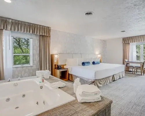 Split Rock Resort - 3 Nights, Lake Harmony, USA