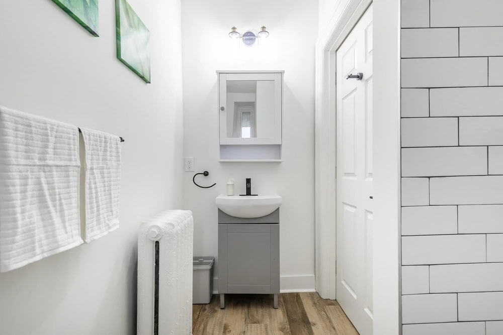 3BR Apartment With Netflix Near King Street