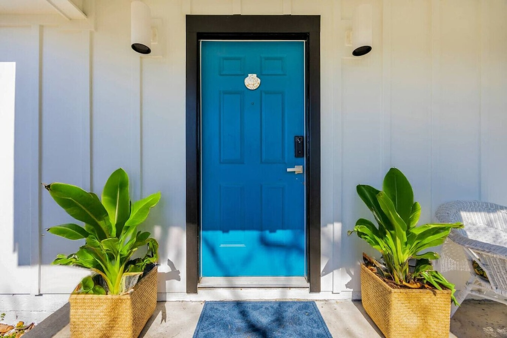 Sea La Vie Villa 3BD Beach Retreat fence yard