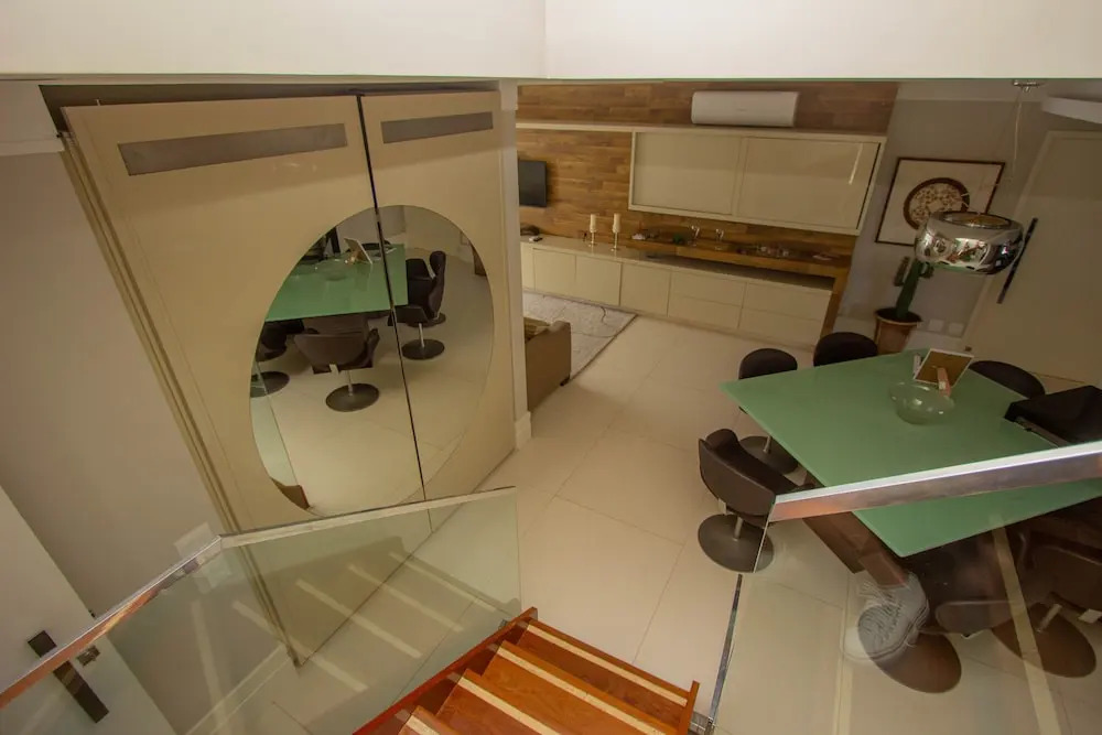 Duplex na Riviera à 70m da praia e próximo ao Shopping.