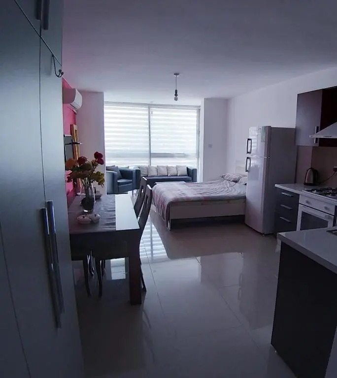 Central Girne Studio Flat with Rooftop Pool