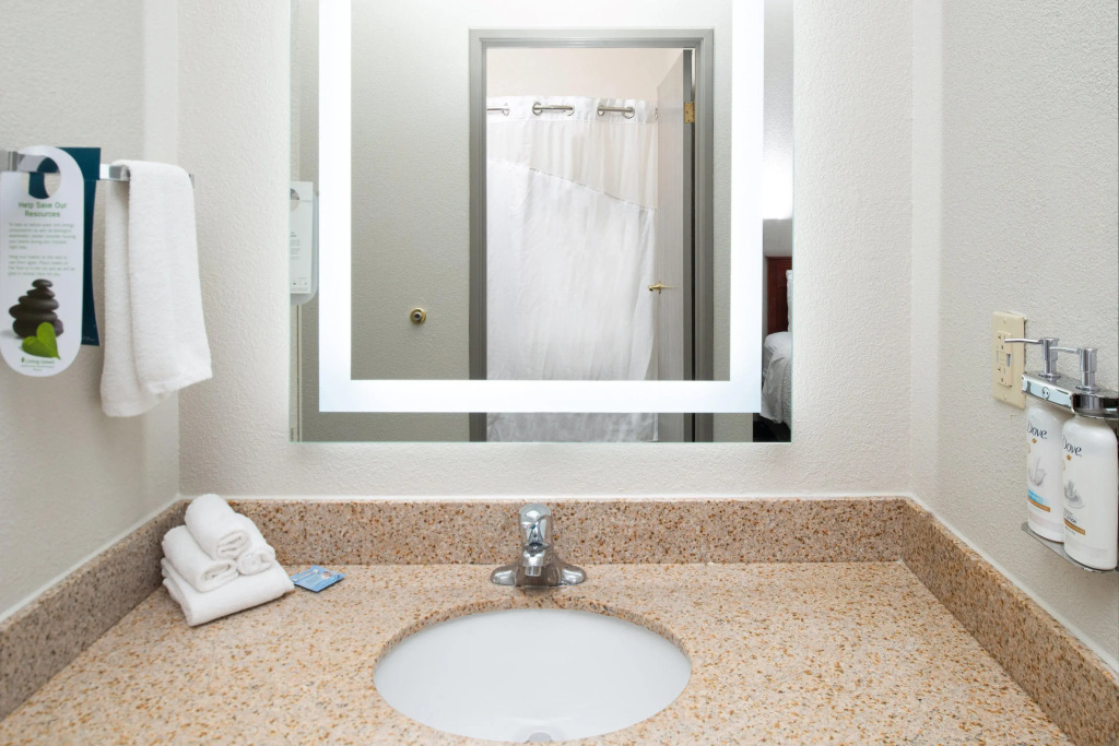 Holiday Inn Express & Suites Farmington Bloomfield by IHG