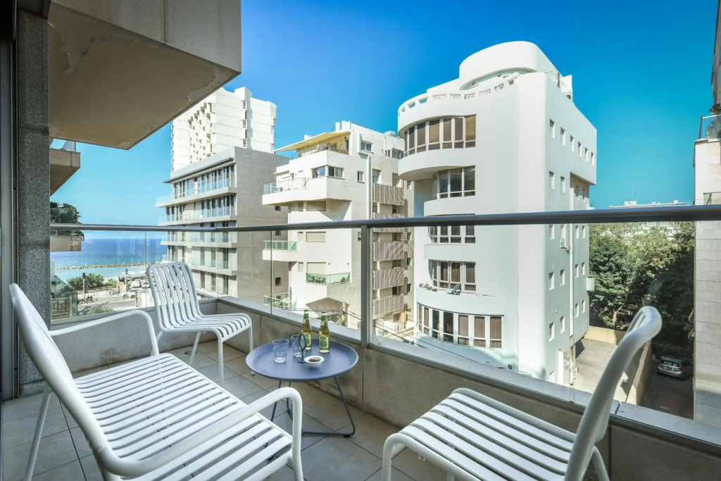 Sea View apt on Gordon 10 with Balcony and private parking