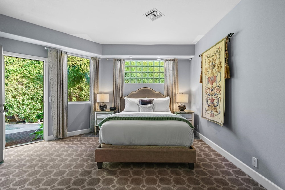 Polynesian Luxe Palm Estate