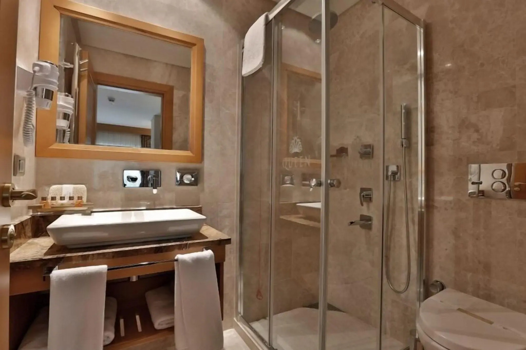 Queen Hotel & Spa