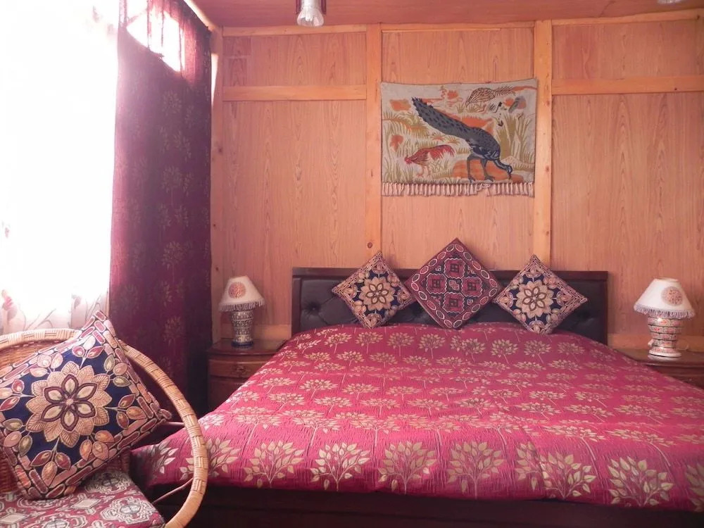 Shabrose Heritage Houseboats
