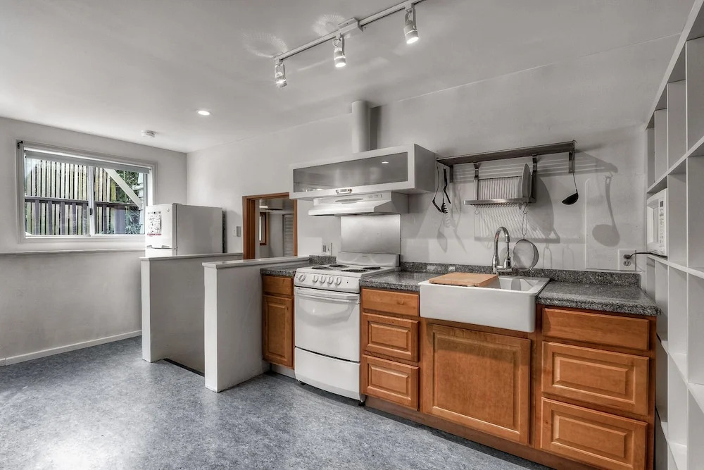 New Listing! Laurelhurst Hideaway, Near University Studio Bedroom Apts