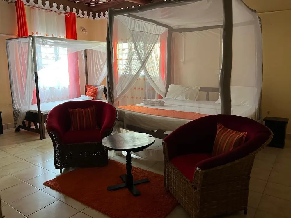 Luxurious 3-bedroom Holiday House With Pool Access in Diani Beach