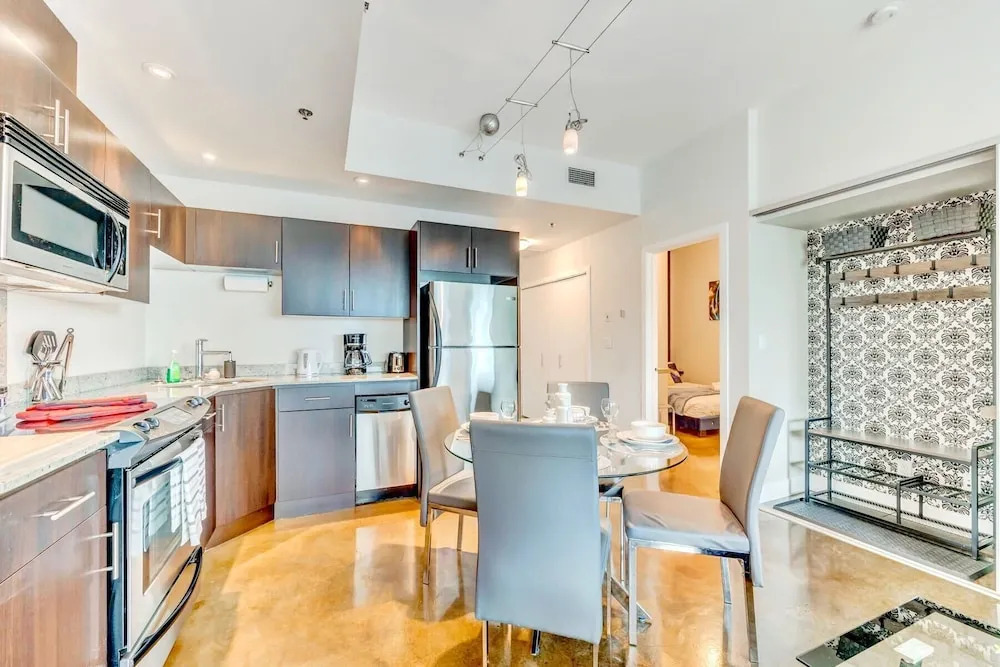 Stylish 2BR Condo Near Stampede Urban Retreat