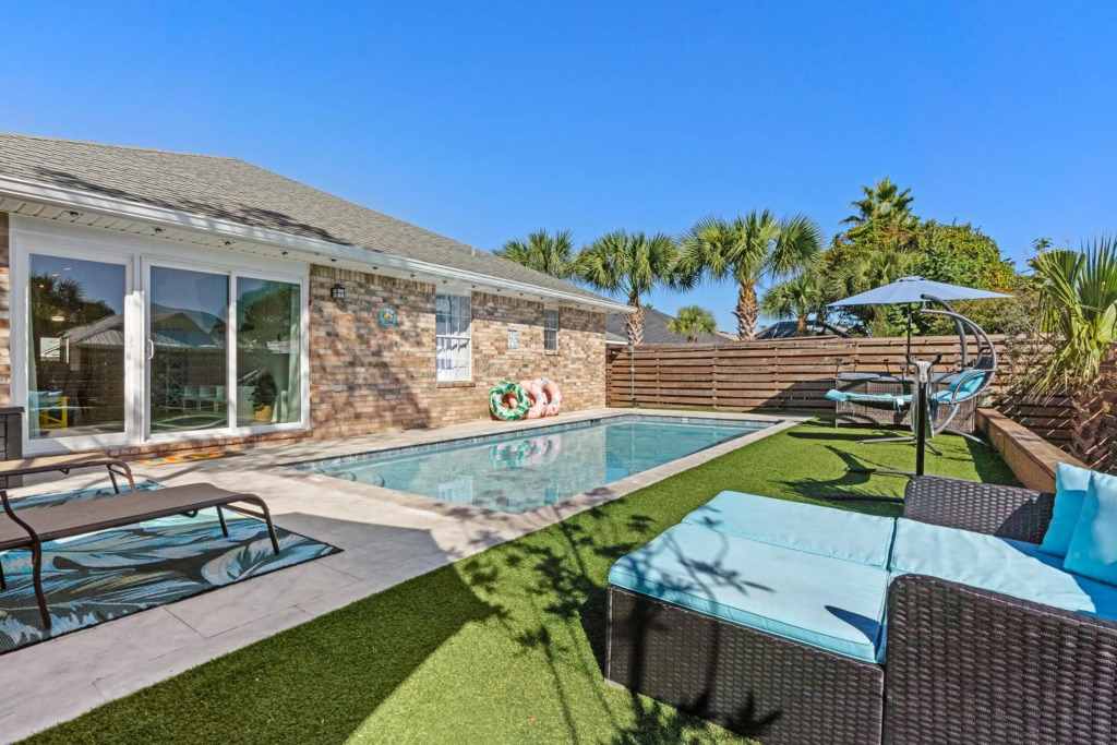 Luxurious Beach House, Private heated pool, Dedicated office, Mins walk to Beach & shops