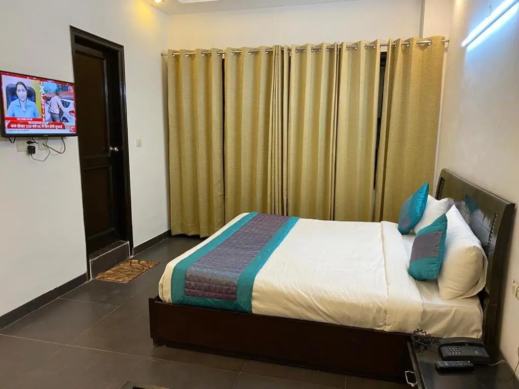 Hotel The Paramont Plaza IGI Airport
