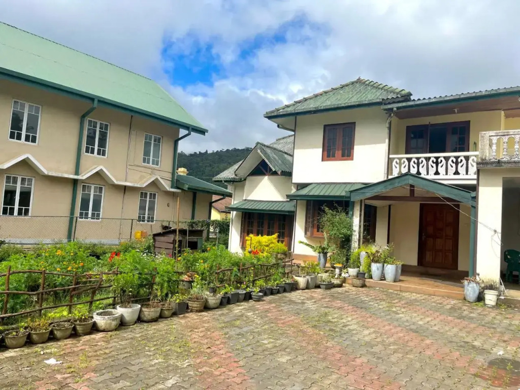 Selis Manor