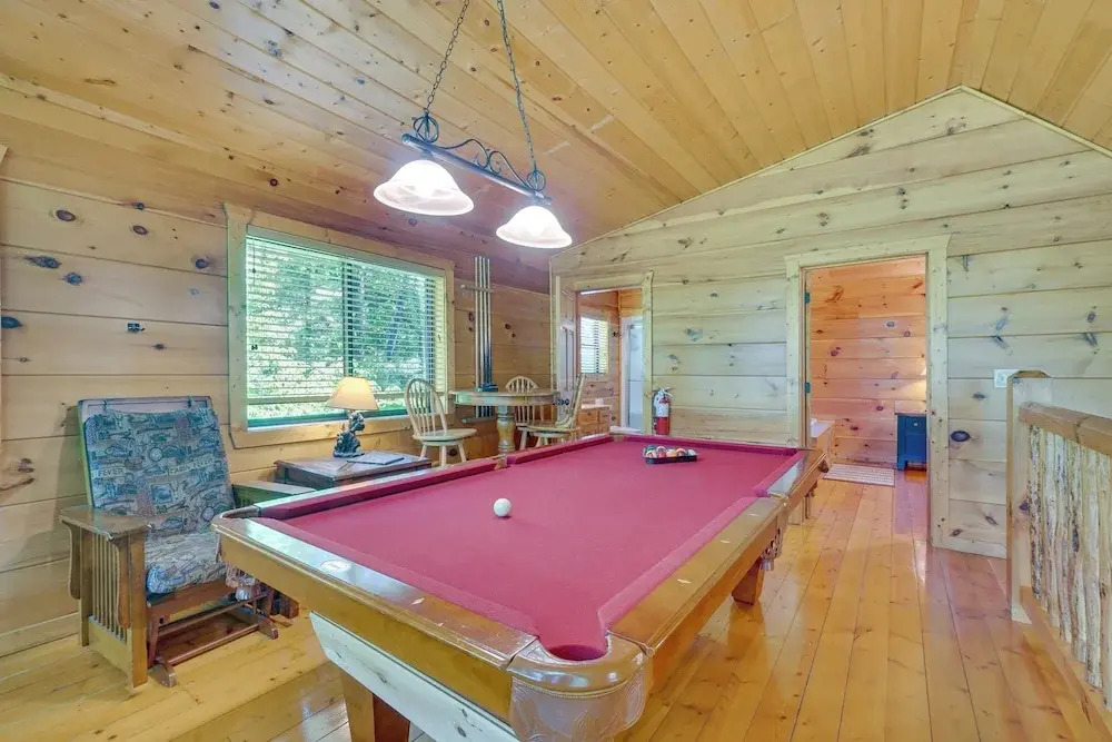 Sevierville Cabin w/ Hot Tub: 5 Mi to Pigeon Forge
